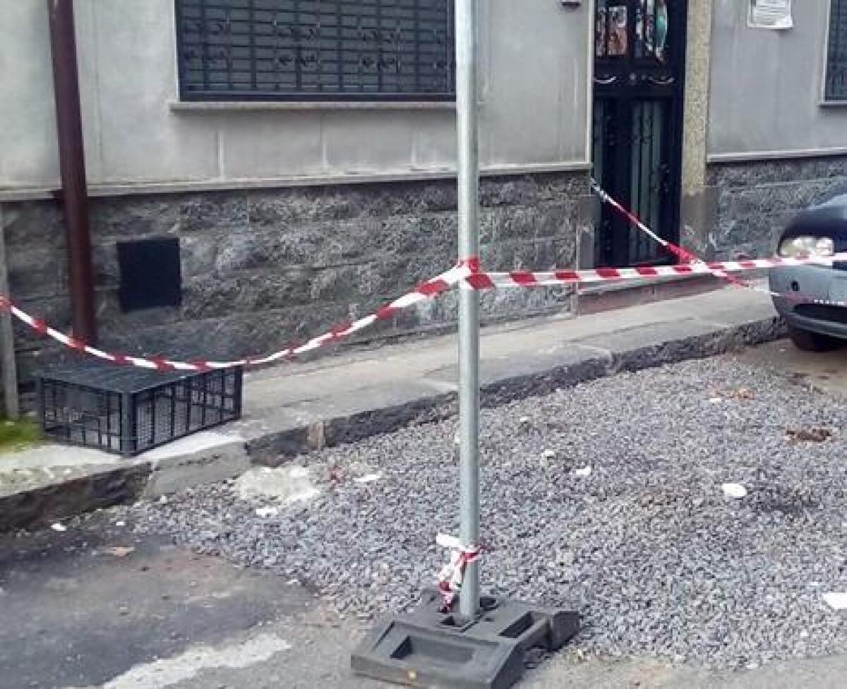 Rimbalzo di responsabilità tra Comune e Ama: tutto fermo in via Sabotino - 