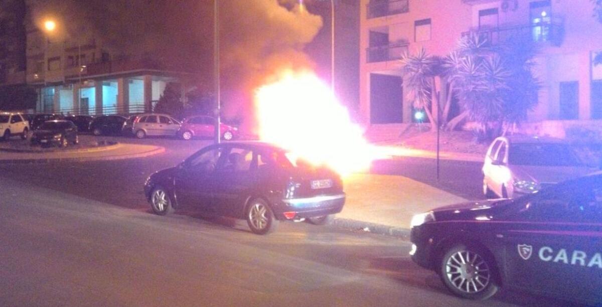 Altra auto in fiamme - 
