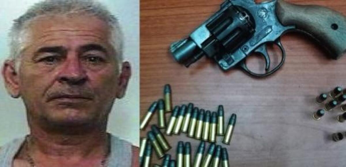 Evade dai domiciliari: in casa aveva un mini-arsenale - 