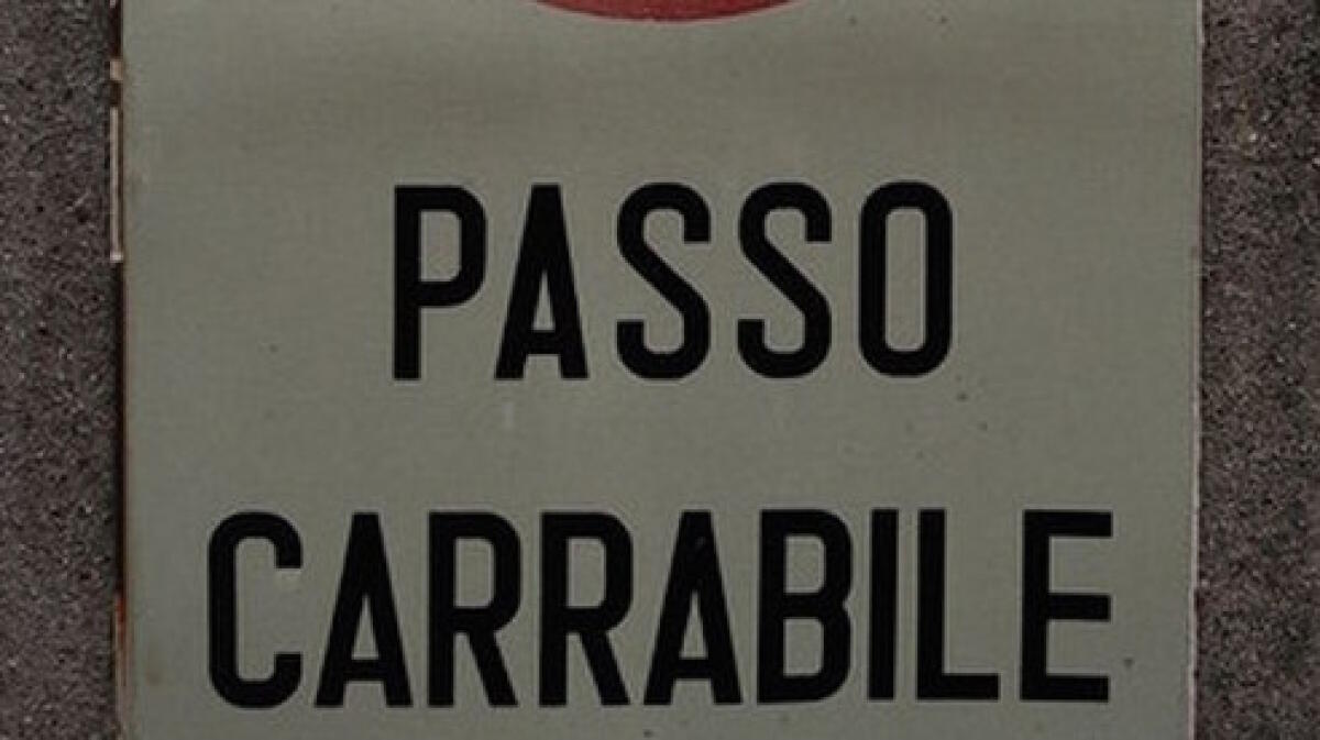 “Davanti al mio passo carrabile senza assicurazione e con patente scaduta: ha mandato due persone a minacciarmi” - 