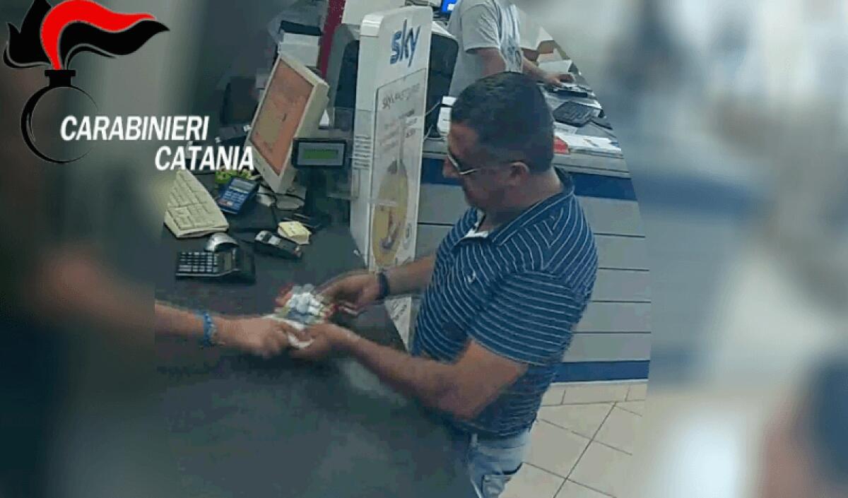 Mascalucia: il pizzo imposto alla commerciante - 