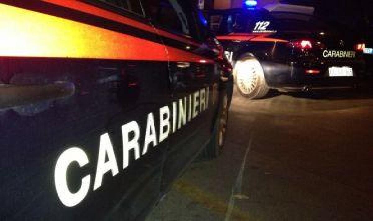 Rapina al negozio di scarpe: reazione del titolare che viene ferito alla testa - 