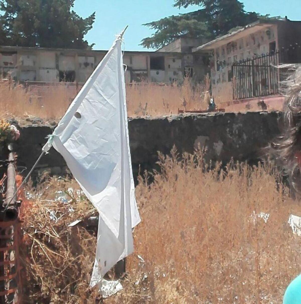“Bandiera bianca sul cimitero: qui è tutto abbandonato” - 
