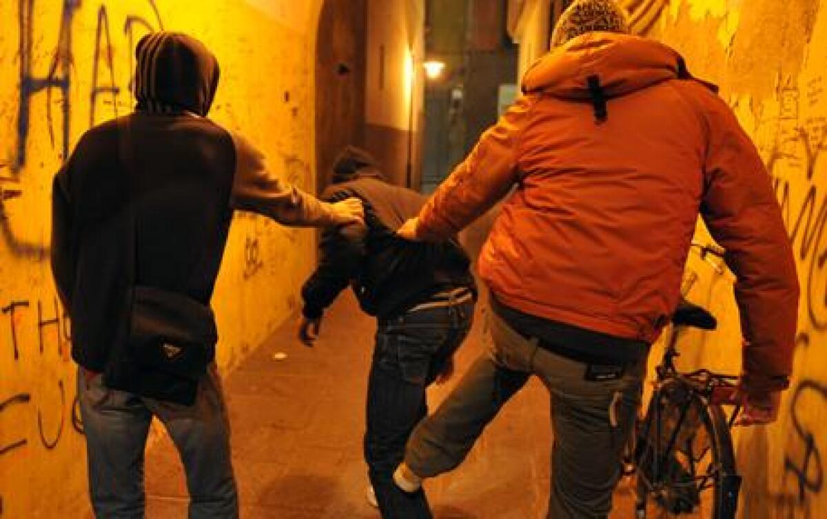 Minacce, insulti a sfondo sessuale e botte: due 15enne fermati per bullismo - 