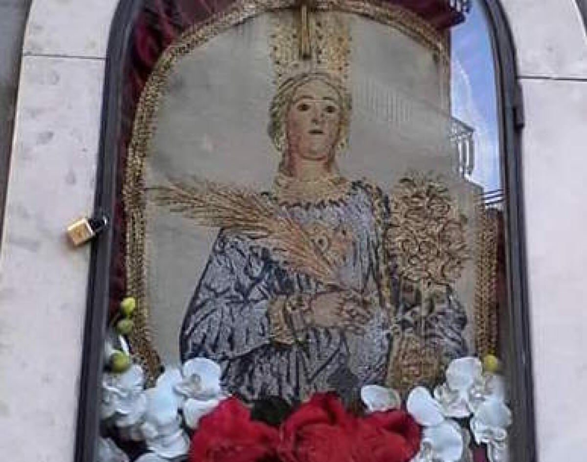 Residenti e devoti rimettono Santa Barbara al proprio posto - 