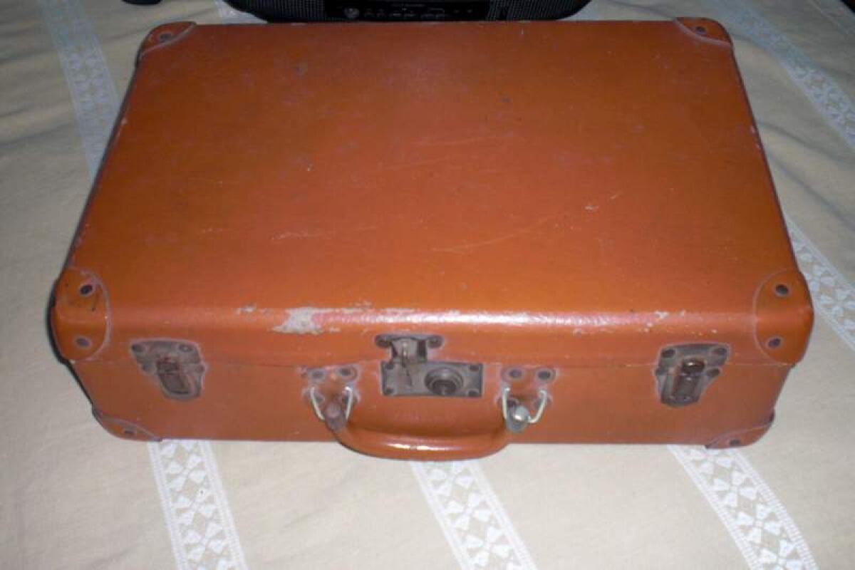 La valigia e la tentazione della fuga: da una città ed una terra che ci umiliano ogni giorno - 