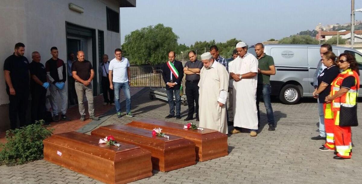 Paternò, seppellite tre salme di immigrati morti in mare - 