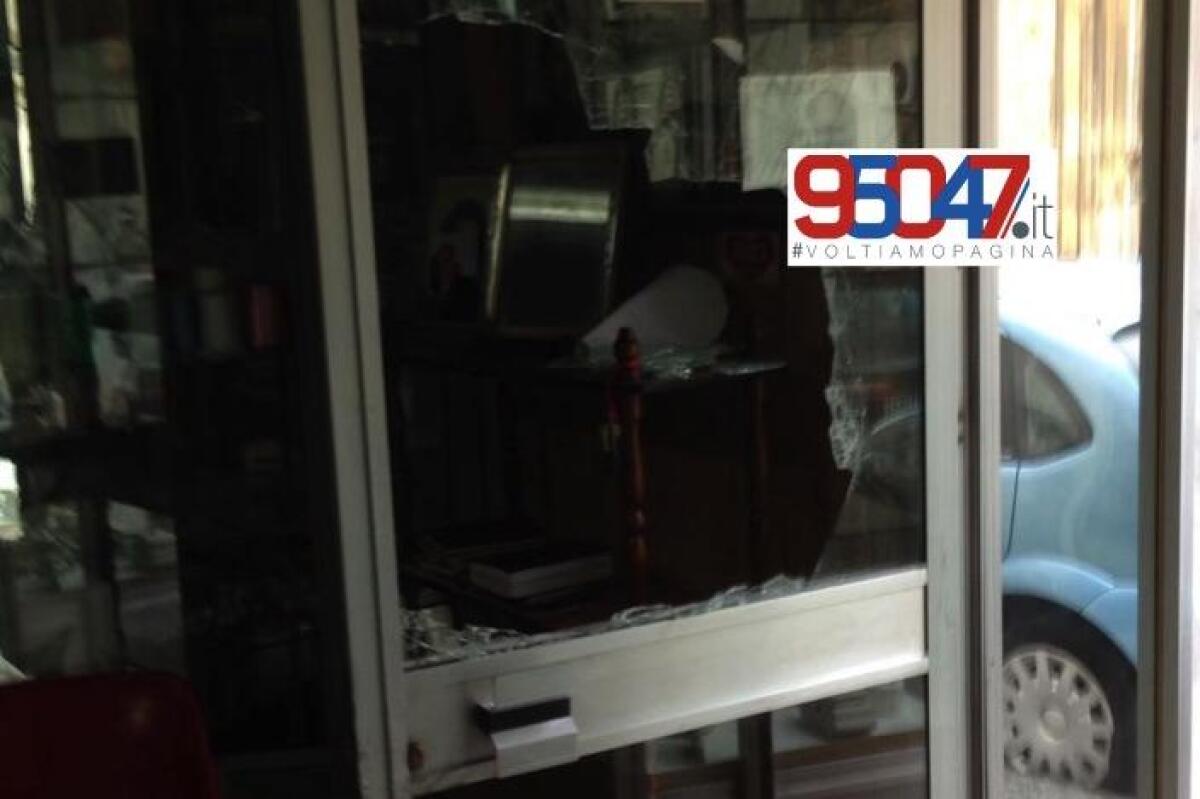 Rompono il vetro ed entrano nel negozio di bomboniere - 