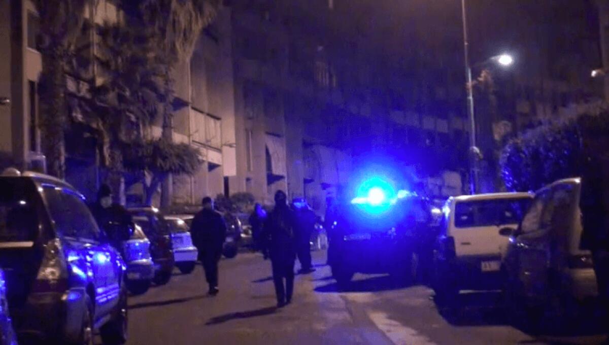 Paternò, tenta di liberarsi della droga lanciandola sul tetto - 