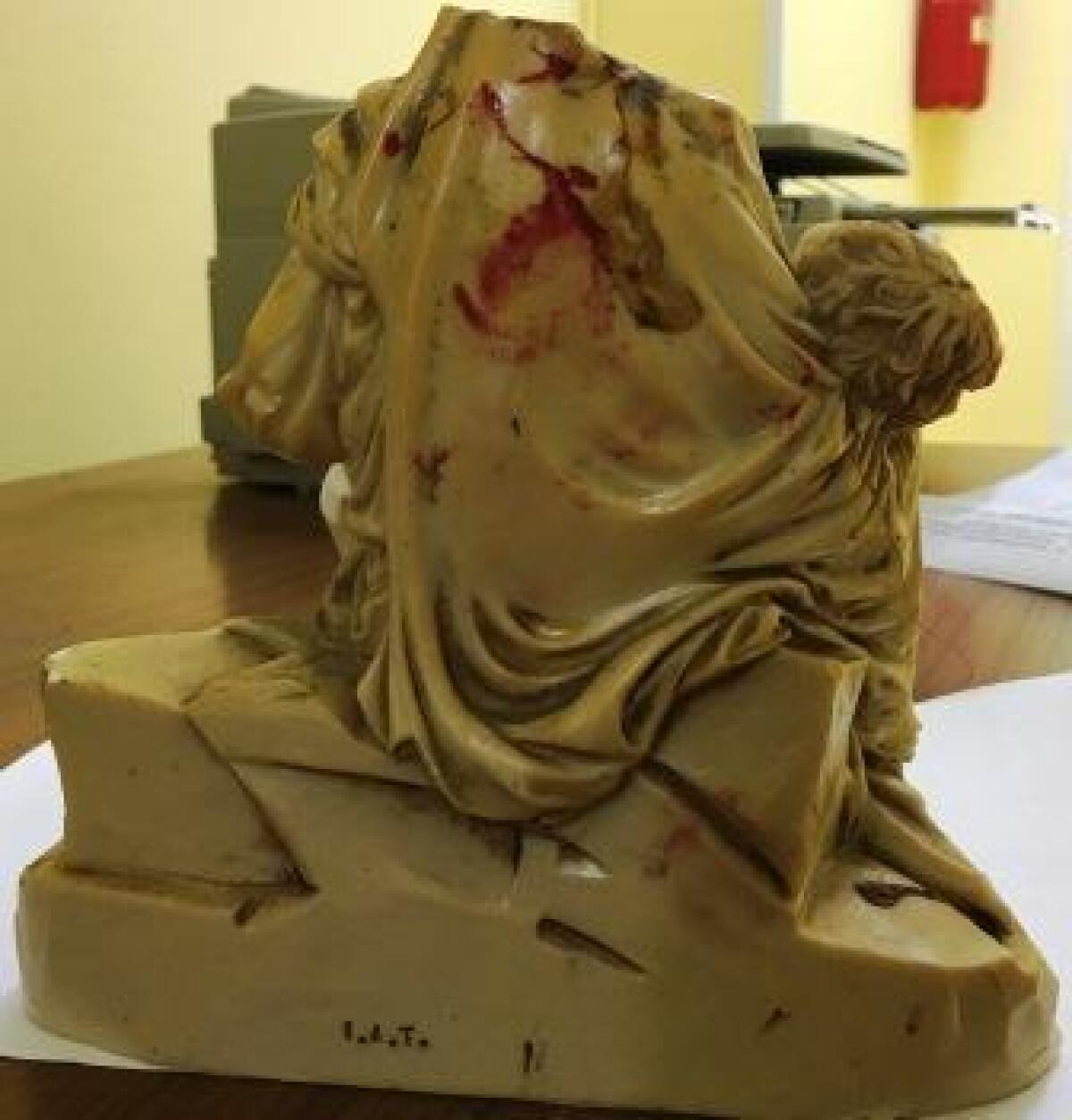 Colpisce la moglie alla testa e la scaraventa dalle scale - 