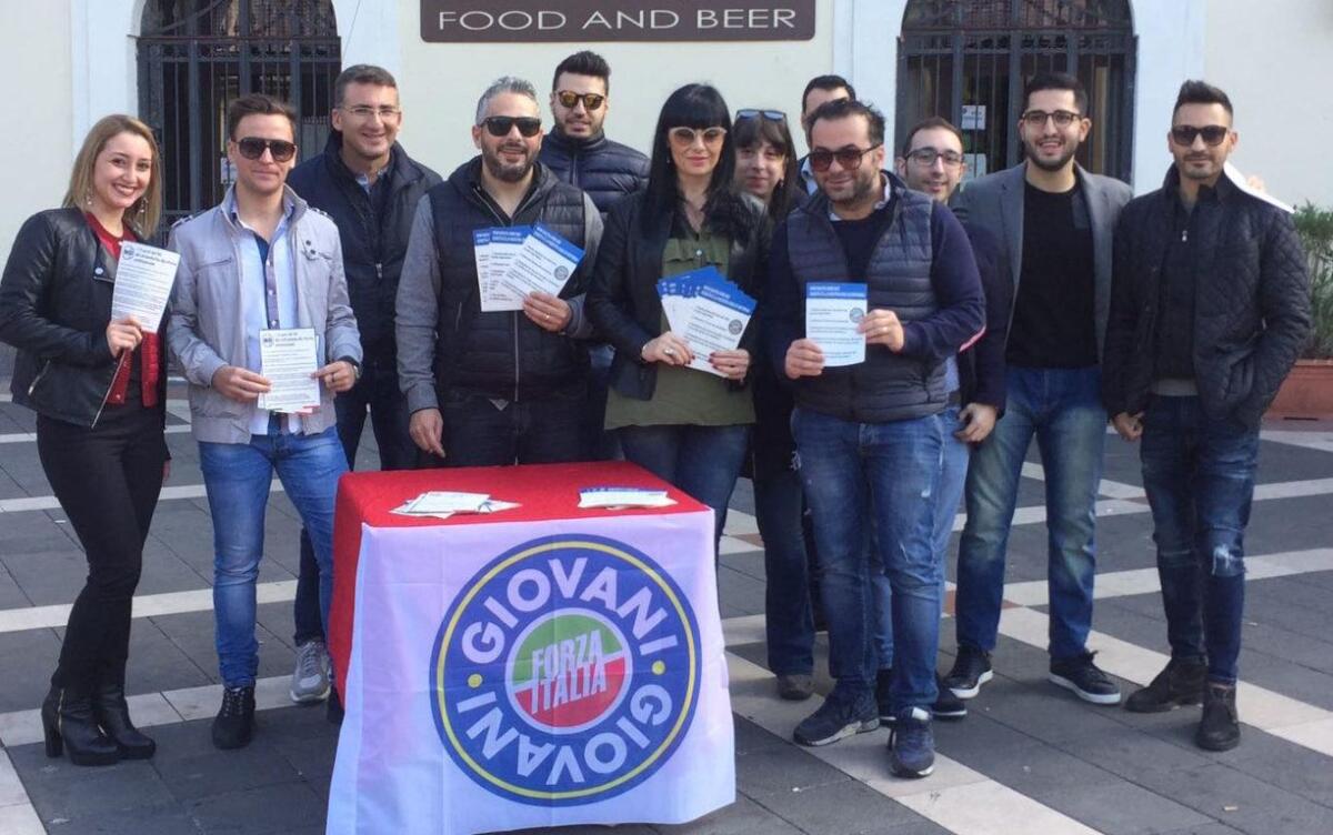 No al Referendum: il banchetto dei giovani di Forza Italia - 