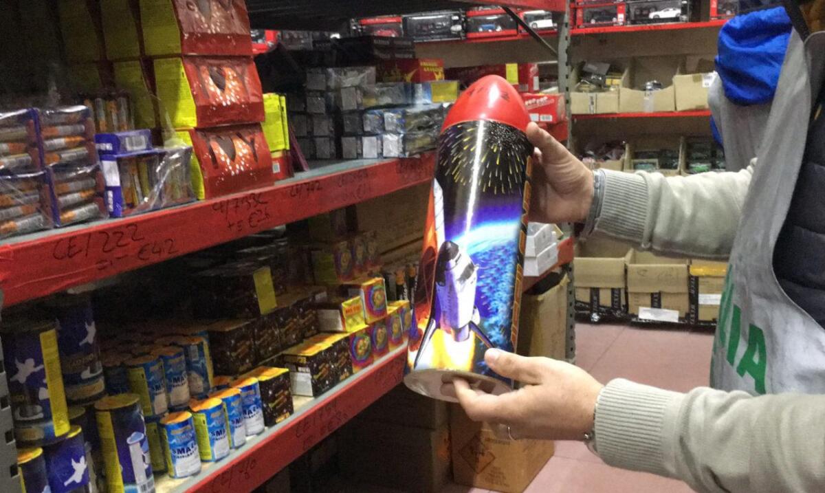 Sequestrati 220 mila articoli pirotecnici e 2 milioni di prodotti non sicuri - 