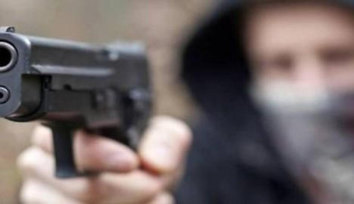 Punta la pistola contro la figlia: anziano arrestato a Catania - 