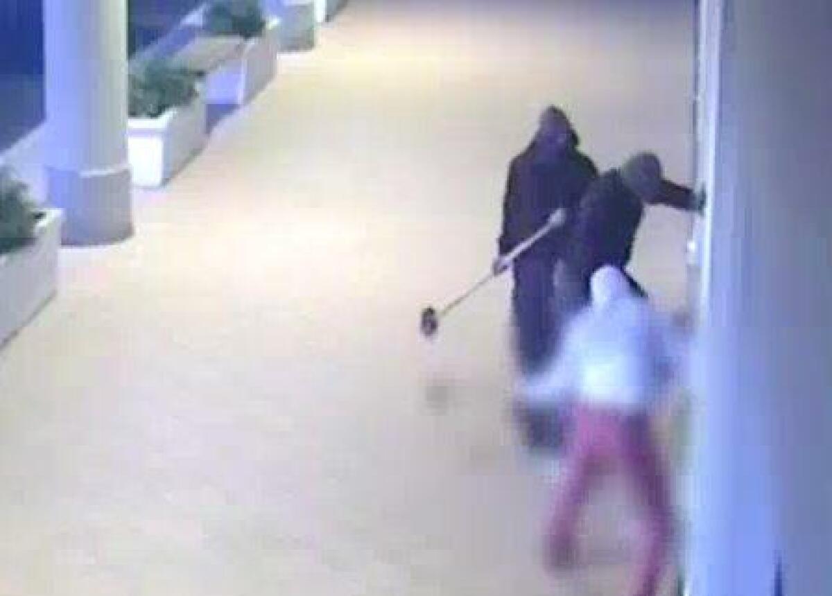 Distruggono la vetrata e compiono il furto: 3 arresti della Polizia - 