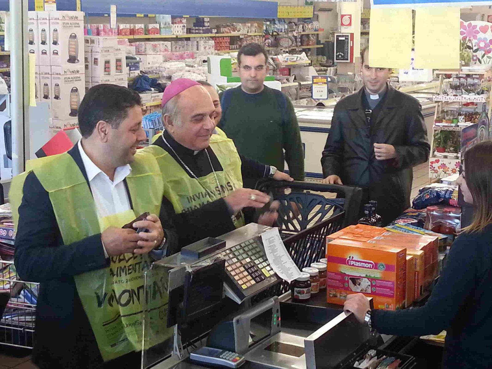 foto-colletta-la-spesa-di-monsignor-gristina-e-kheit