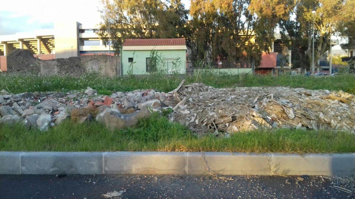 Una discarica di eternit a cielo aperto scaricata nel quartiere Acque Grasse - 