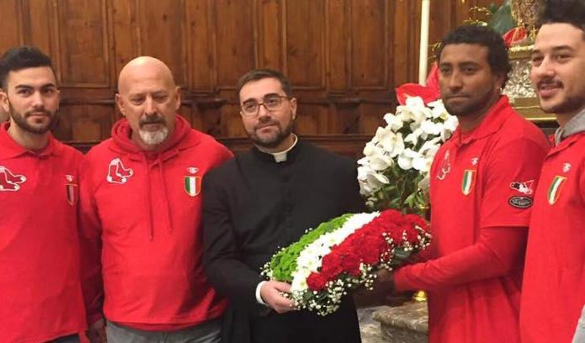 Red Sox, uno "Scudetto" di fiori per la Santa - 