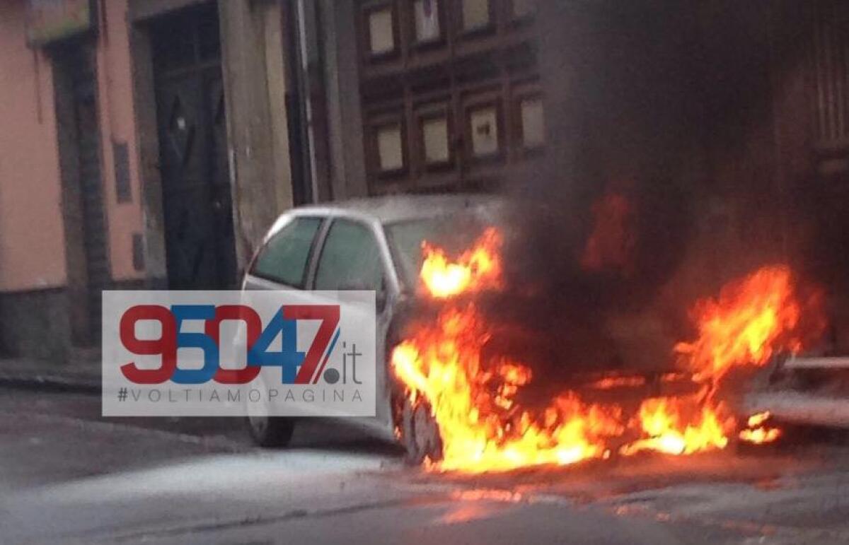 Corto circuito e fiamme: a fuoco un’automobile - 