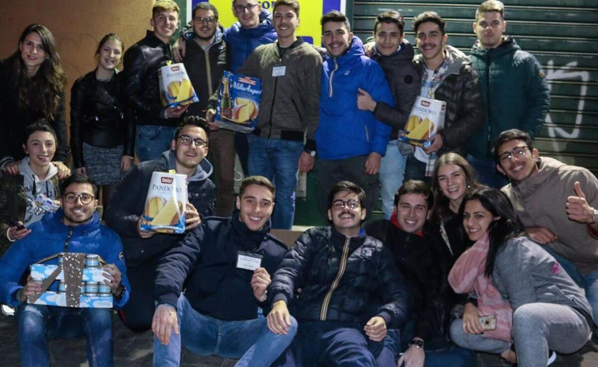 Raccolta di generi alimentari distribuita a chi ha bisogno - 