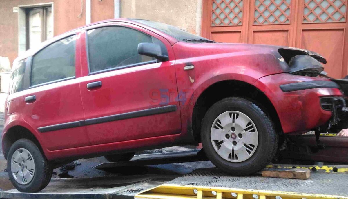 ANCORA UN INCENDIO DI AUTO - 
