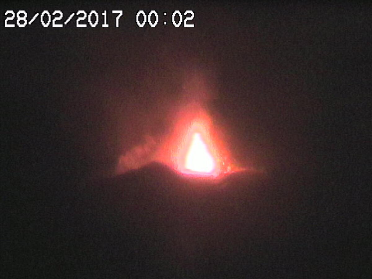 Etna, spettacolare eruzione in atto le straordinarie immagini in diretta - 