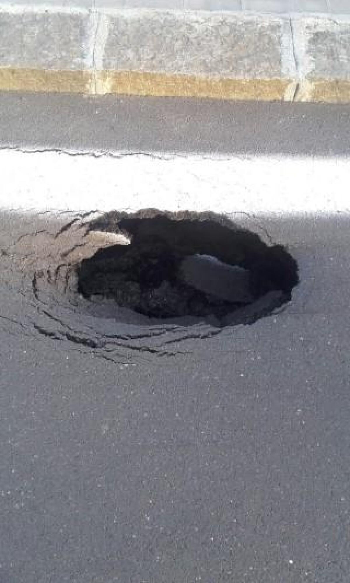 Catania, cede l'asfalto in Viale Africa - 