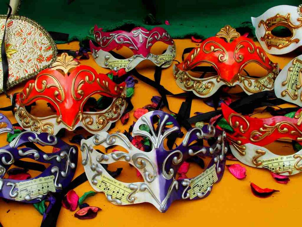 Acireale, sequestrate 4 mila tra maschere e costumi di carnevale - 