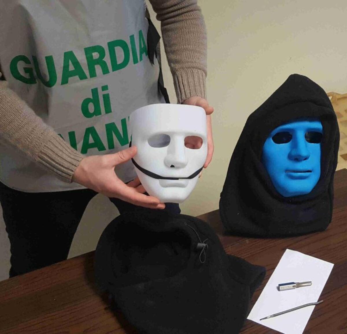 Ladri mascherati tentano colpo in profumeria - 