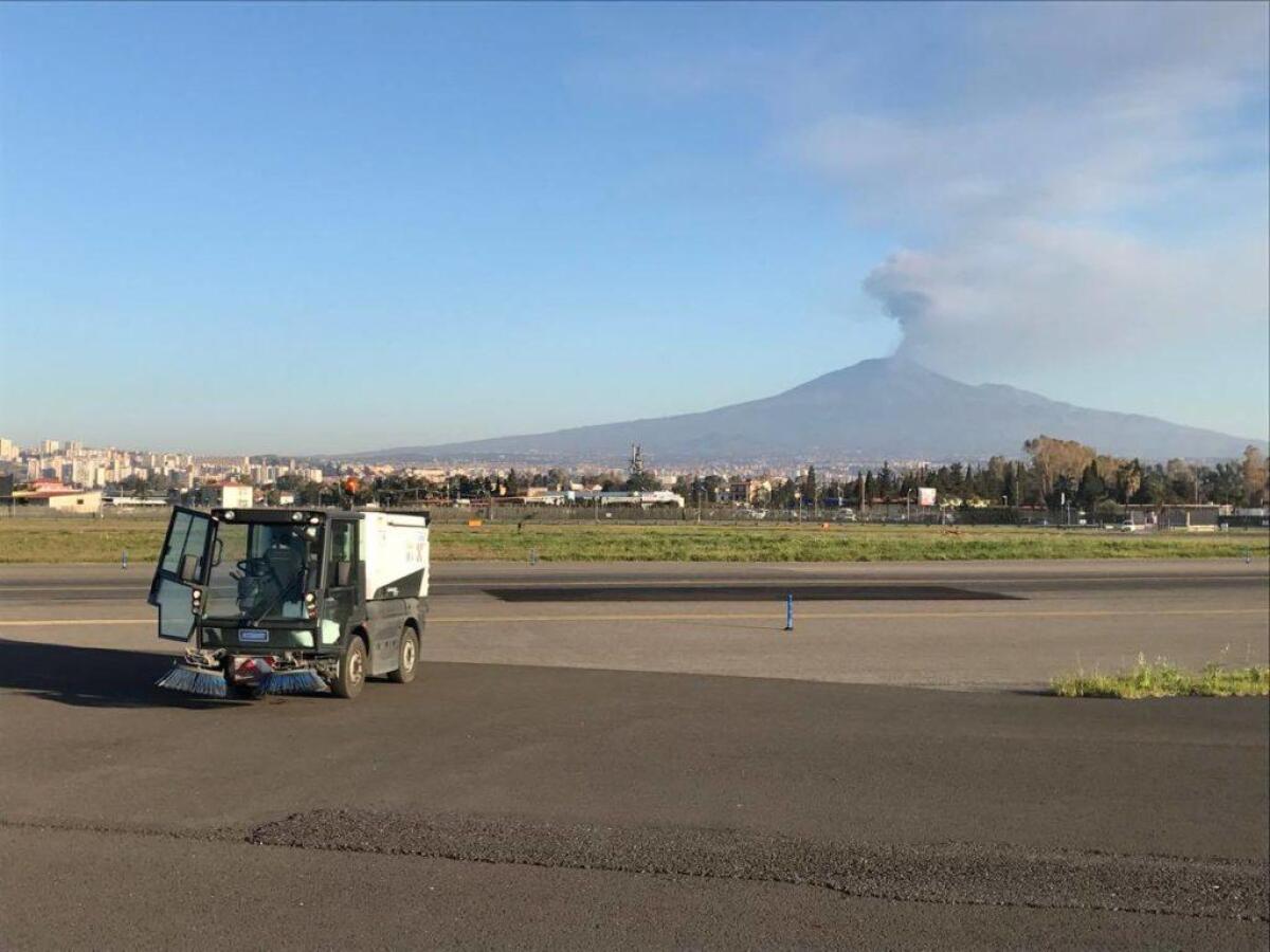 Etna: colonna cenere, chiuso aeroporto di Catania - 