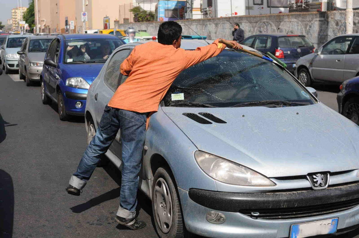 CATANIA - CONTROLLI DI POLIZIA CONTRO LAVAVETRI E PARCHEGGIATORI - 
