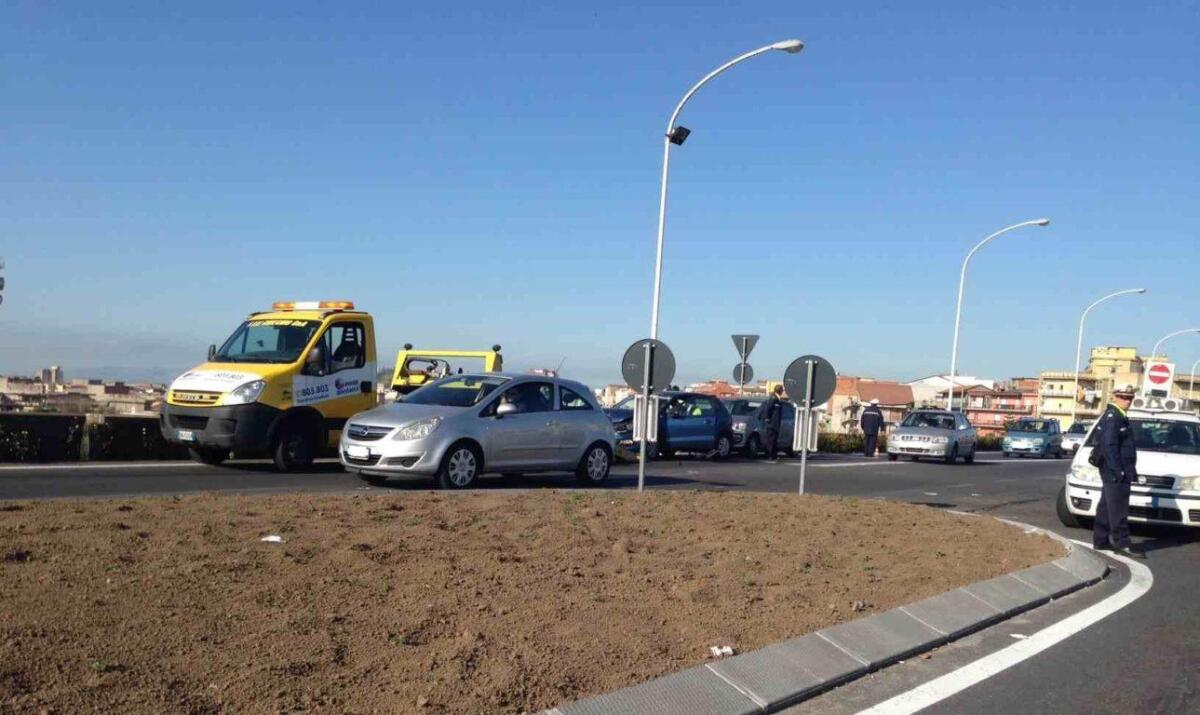 INCIDENTE ROTONDA CORSO ITALIA - VIALE DE PLATANI - 