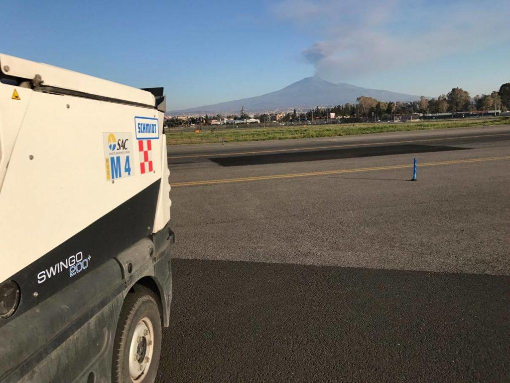 Etna: colonna cenere, chiuso aeroporto di Catania
