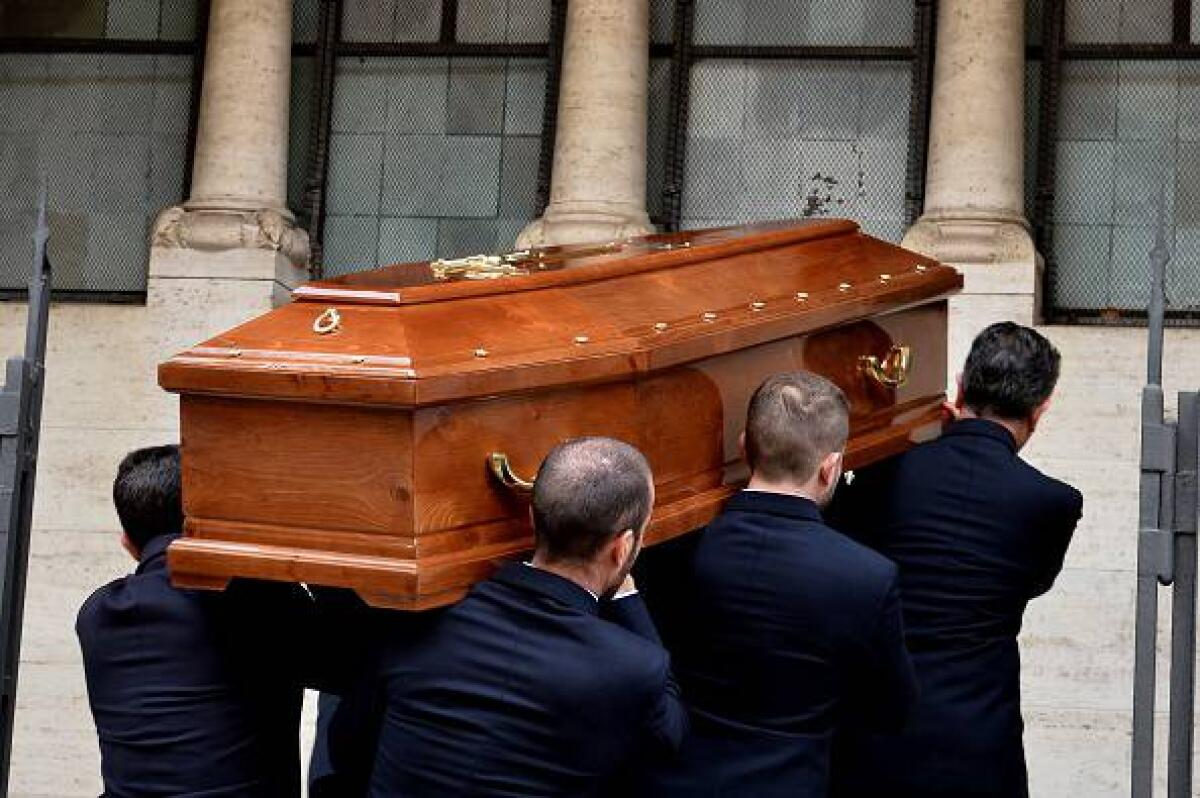 CATANIA: ESCONO DA UN BAR CON UNA BARA "IN SPALLA" CHIUSO BAR - 