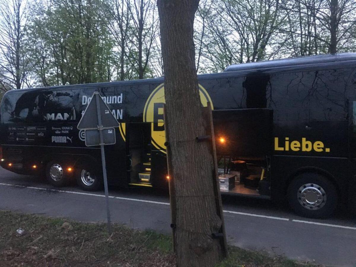 CHAMPIONS LEAGUE: ESPLOSIONE DAVANTI AL BUS DEL DORTMUND - 