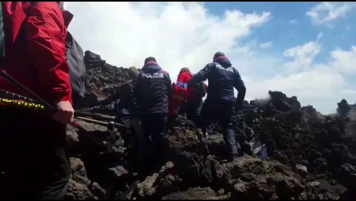 GLI UOMINI DELLA POLIZIA DI STATO SULL’ETNA SALVANO TURISTI - 