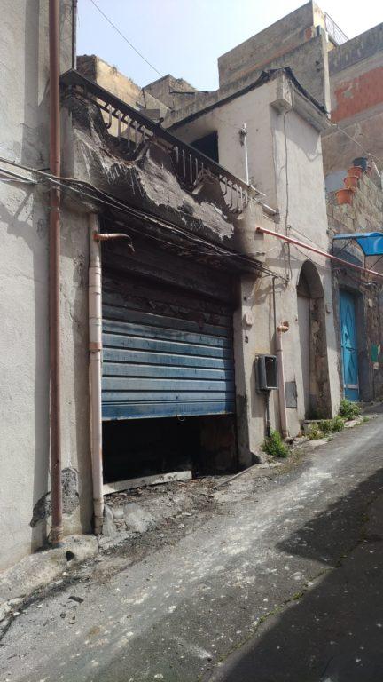 SANTA MARIA DI LICODIA: FIAMME NEL GARAGE SALVATO DAI VIGILI DEL FUOCO