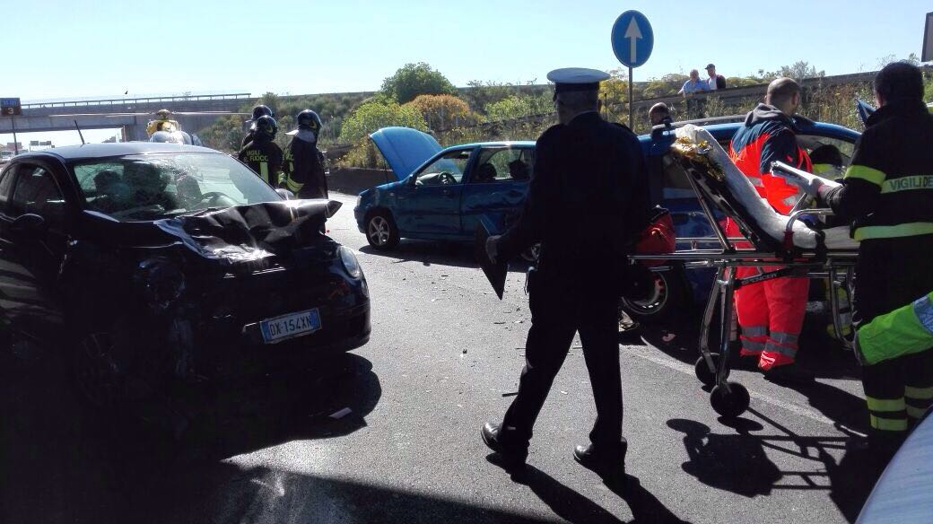 INCIDENTE SS 121 COINVOLTE 3 AUTO