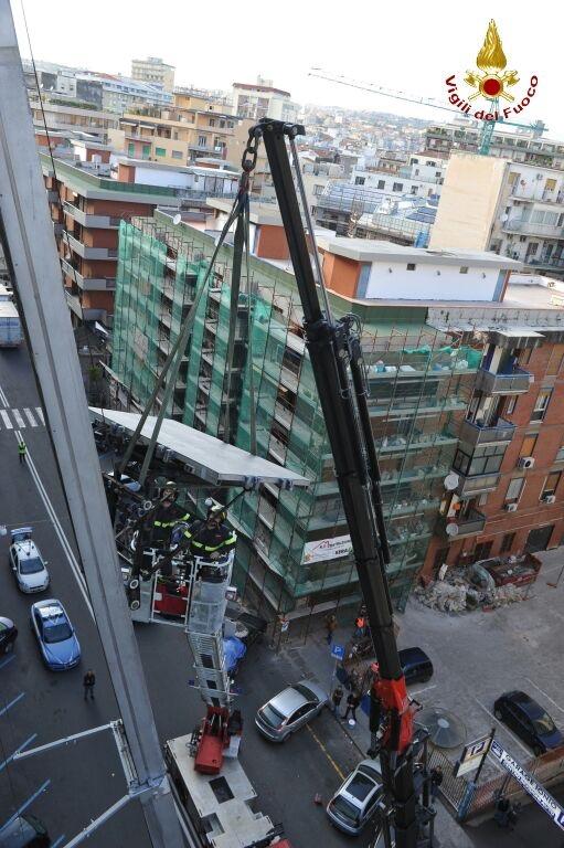 CATANIA: MOBILE "VOLA" DAL 7° PIANO TRAGEDIA SFIORATA