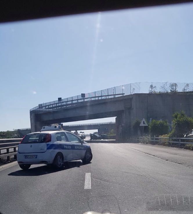 INCIDENTE SS 121 COINVOLTE 3 AUTO