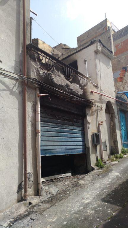 SANTA MARIA DI LICODIA: FIAMME NEL GARAGE SALVATO DAI VIGILI DEL FUOCO