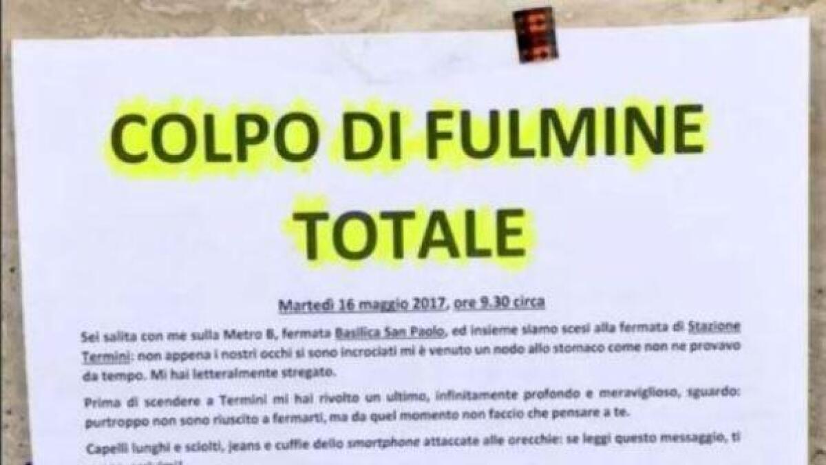ROMA: INCONTRA UNA RAGAZZA IN METRO E TAPPEZZA LA CITTÀ DI CARTELLI - 