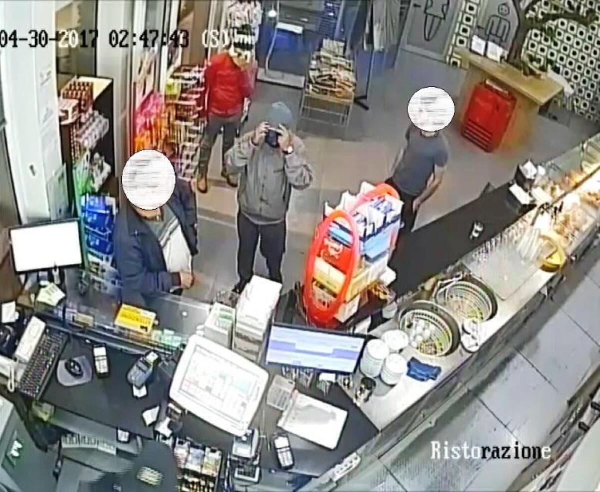 Assalto al distributore “Eni” sull’asse dei servizi: Catturati i due rapinatori. - 