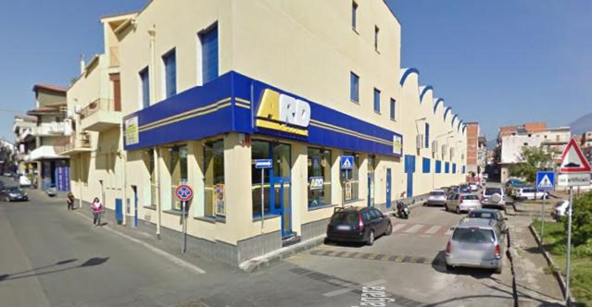 RUBA GENERI ALIMENTARI ALL' ARD DISCOUNT ARRESTATA 19 ENNE - 