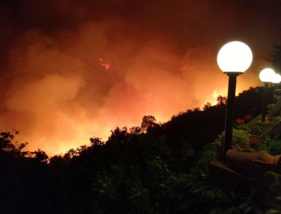 BRUCIA IL MESSINESE. "INFERNO A NASO, CASE EVACUATE, FIAMME ALIMENTATE DALLO SCIROCCO"