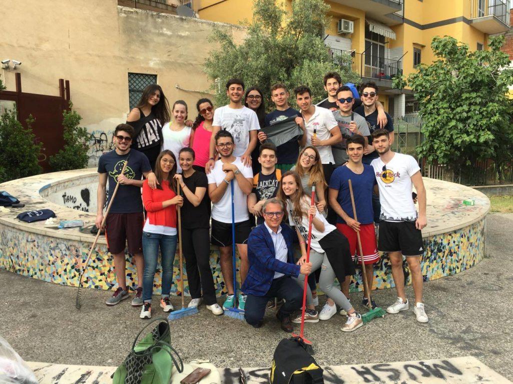 I RAGAZZI DELL'ASSOCIAZIONE MUOVITI PATERNO' "RIATTIVANO" PIAZZA CADUTI DI NASSIRYA