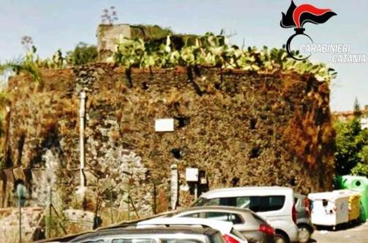 CATANIA: LANCIA SASSI CONTRO AUTO E PASSANTI. ARRESTATO - 