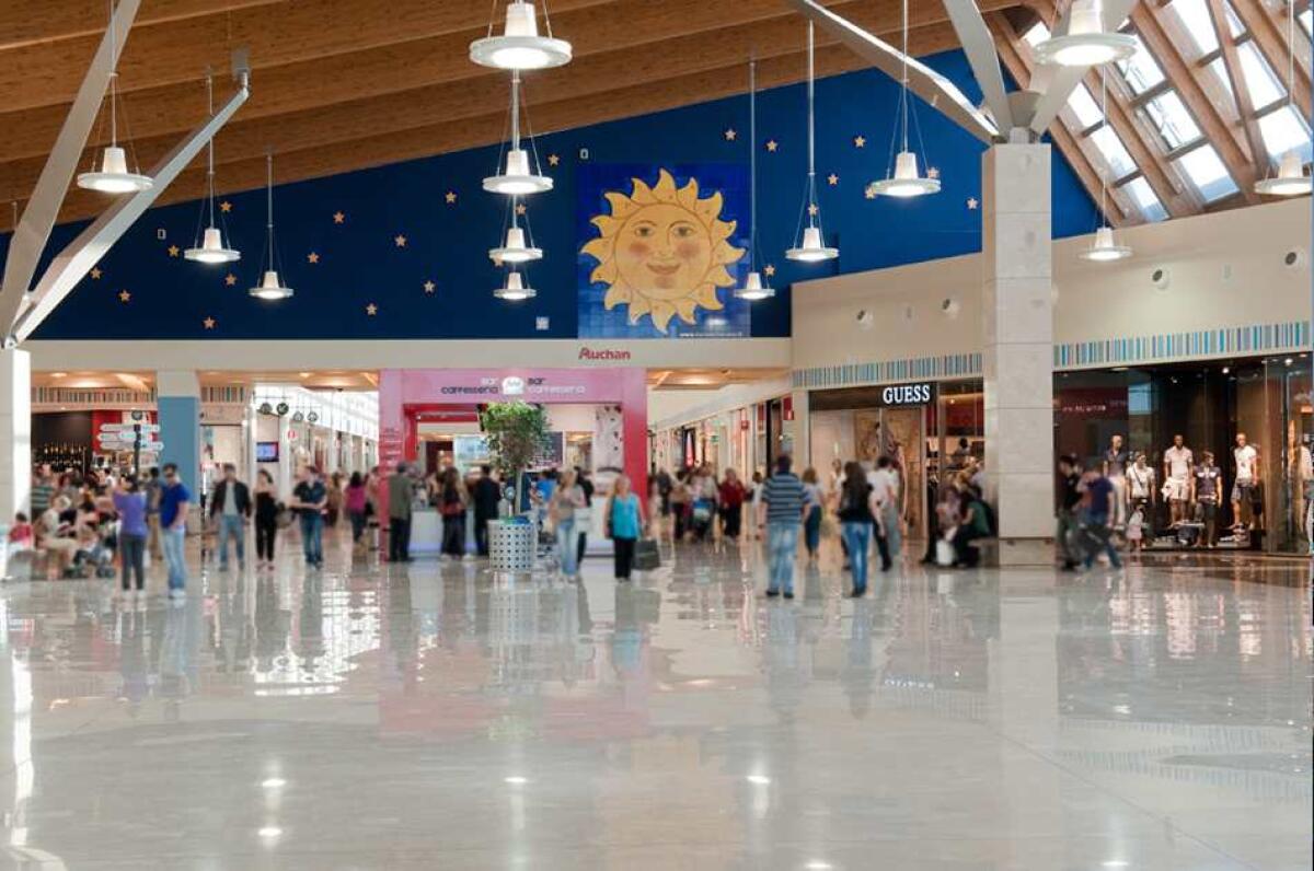 COLPITO AL VOLTO CON UN TUBO IN FERRO DAVANTI A DECATHLON, RICERCATO UNO DEGLI AGGRESSORI - 