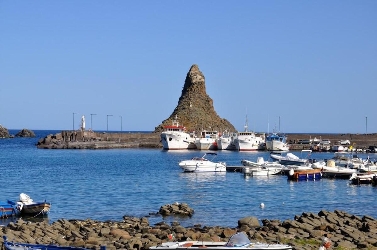 ACITREZZA: CALCI E PUGNI ALLA CONVIVENTE PERCHÉ HA DECISO DI LASCIARLO, ARRESTATO - 