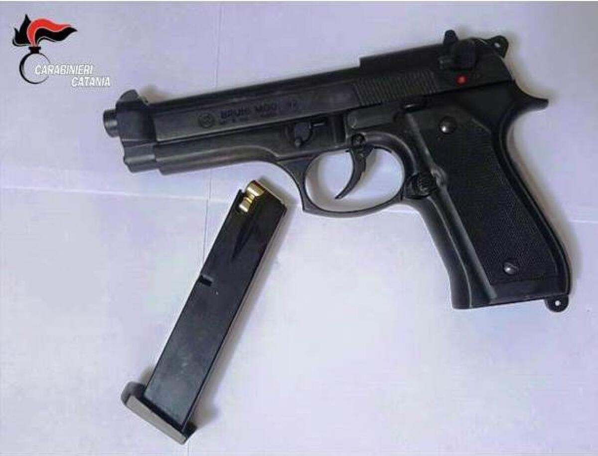 ACI SANT'ANTONIO: "PORTAMI I SOLDI O TI SPARO IN TESTA"  ARRESTATO PER TENTATA ESTORSIONE - 