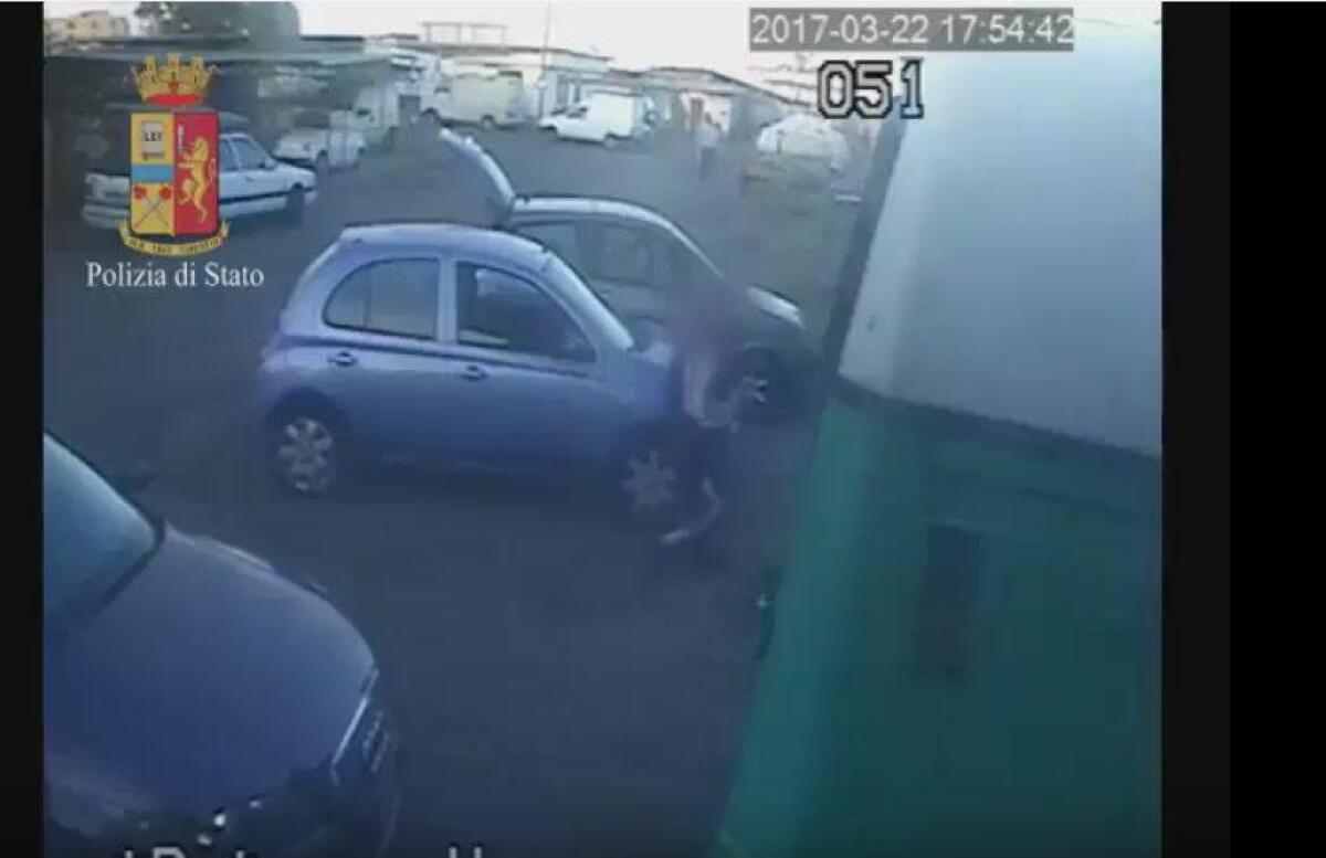 CATANIA: PESTARONO TITOLARE PARCHEGGIO AUTO CON SPRANGHE E BASTONI,  TRE ARRESTI - 